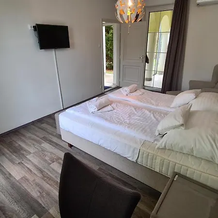 Hideaway Apartments *