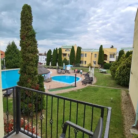 Hideaway Apartments *