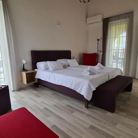 Hideaway Apartments *
